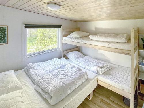 Pokój z 2 łóżkami piętrowymi i oknem w obiekcie Holiday home Ørsted XXIII w mieście Ørsted