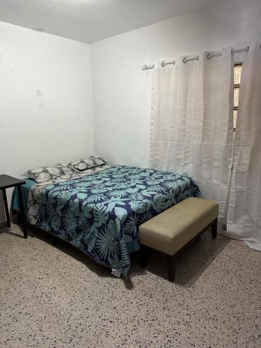 Rúm í herbergi á Mayagüez Unit 2, 5BR, 2BA Sleeps Up to 12