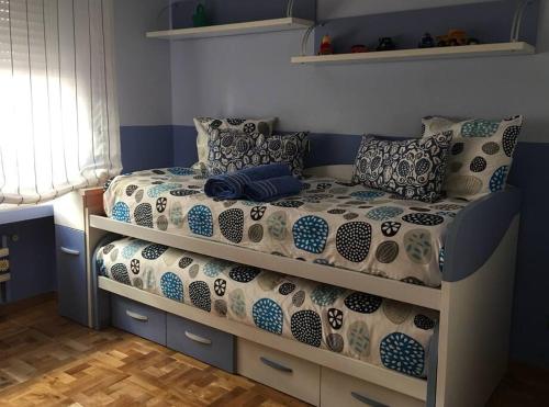 Ένα ή περισσότερα κρεβάτια σε δωμάτιο στο LEKKER&VIDA, Vivienda de Uso Turístico, céntrica, garaje en el edificio