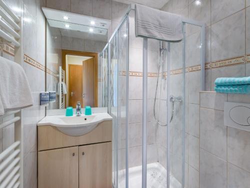 W łazience znajduje się umywalka i prysznic. w obiekcie Pension Englhof w mieście Achenkirch