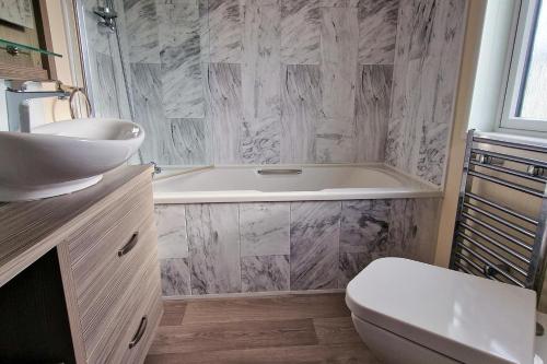 A bathroom at Stunning 6 Berth Lodge With Decking At Manor Park In Hunstanton Ref 23064k