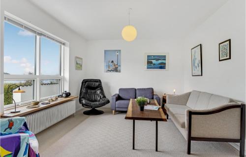ein Wohnzimmer mit einem Sofa und einem Stuhl in der Unterkunft Nice Home In Mariager With Wifi And 4 Bedrooms in Mariager