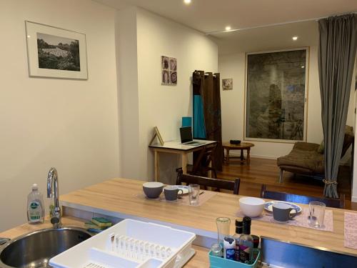 une cuisine avec un évier et un plan de travail en bois dans l'établissement La Roche - Studio, à Maury