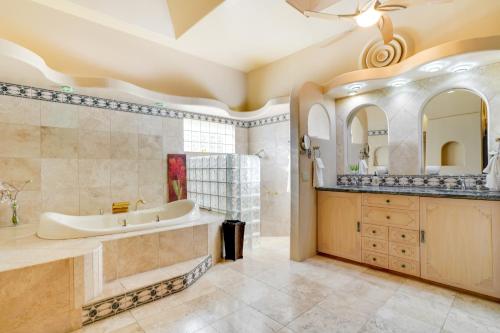 uma casa de banho com uma banheira e um lavatório em Pet-Friendly Tucson Vacation Rental with Huge Yard! em Tucson
