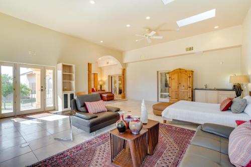 uma grande sala de estar com uma cama e um sofá em Pet-Friendly Tucson Vacation Rental with Huge Yard! em Tucson