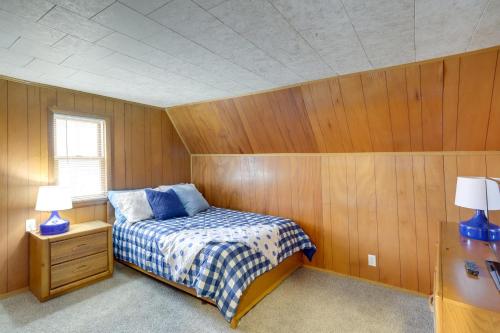 Krevet ili kreveti u jedinici u okviru objekta Grand Junction Lake Home, 13 Mi to South Haven!