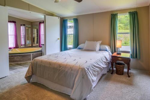 Ένα ή περισσότερα κρεβάτια σε δωμάτιο στο Tennessee Vacation Rental about 2 Mi to Windrock Park!