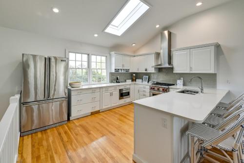 Kuchyň nebo kuchyňský kout v ubytování Stunning Westhampton Beach Home with Private Pool
