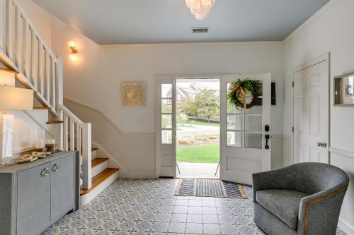Posezení v ubytování Stunning Westhampton Beach Home with Private Pool