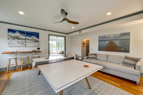 Posezení v ubytování Stunning Westhampton Beach Home with Private Pool
