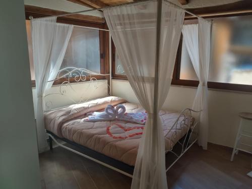 1 dormitorio con 1 cama con dosel en Amos Port-Suite, en Civitavecchia