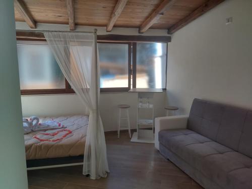 1 dormitorio con 1 cama y 1 sofá en Amos Port-Suite, en Civitavecchia