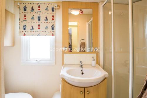 a bathroom with a sink and a shower at Great 6 Berth Caravan For Hire At Manor Park In Hunstanton Norfolk Ref 23014w in Hunstanton