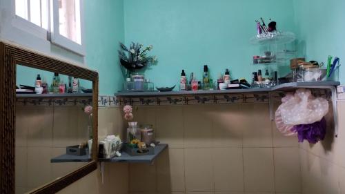a bathroom with two shelves on the wall with cosmetics at DondeJosé in Valle de Anton
