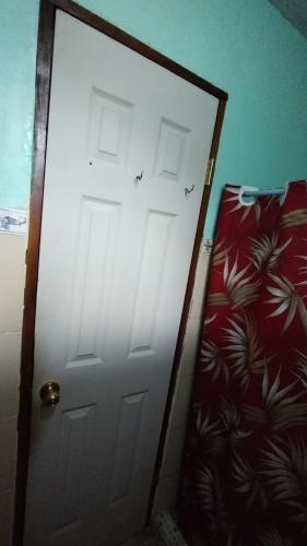 a door leading to a room with a bed and a door at Cabañas DondeJosé in Valle de Anton