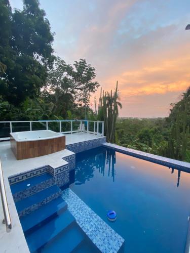 una piscina en una villa con vistas en Ruhig, gross mit herrlicher Aussicht, en San Felipe de Puerto Plata