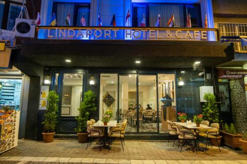 Linda Port Hotel في إسطنبول: مطعم أمامه طاولات وكراسي