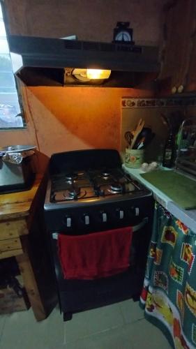 a stove in a kitchen next to a counter at Cabañas DondeJosé in Valle de Anton
