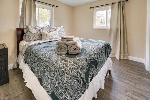 1 dormitorio con 1 cama con toallas en Family-Friendly Troy Vacation Rental with Fire Pit!, en Troy