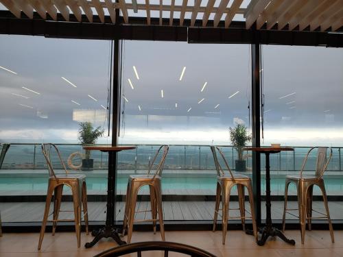a table and four chairs in front of a window at Hotel Alto Antofagasta in Antofagasta