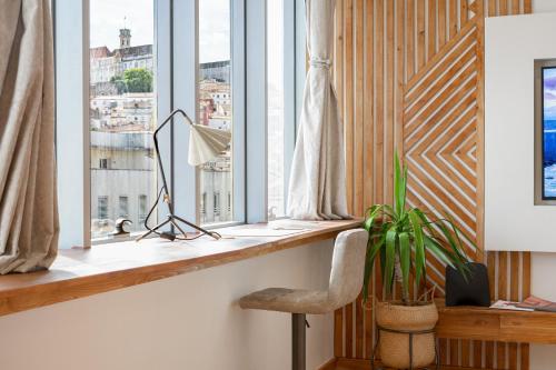 escritorio con silla frente a una ventana en Coimbra Premium Downtown en Coimbra