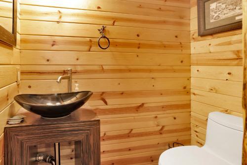 Koupelna v ubytování Smith Chalet at Snow Summit- Furnished Resort Condo- Foosball- Walk To Lifts