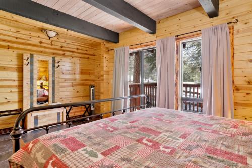 Postel nebo postele na pokoji v ubytování Smith Chalet at Snow Summit- Furnished Resort Condo- Foosball- Walk To Lifts