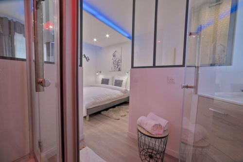 um quarto branco com uma cama e um chuveiro em Spa Des lumières Sauna/Hammam em Montigny-lès-Metz