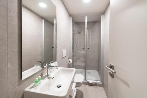 Un baño con lavabo, inodoro y ducha. en Casa La Fattoria Sole, en Unterflockenbach