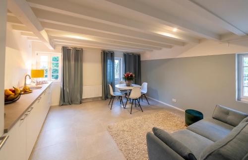 uma sala de estar com um sofá e uma mesa em Casa La Fattoria Sole em Unterflockenbach