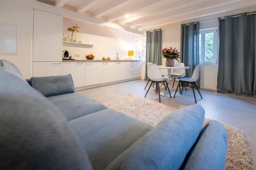 uma sala de estar com um sofá e uma mesa em Casa La Fattoria Sole em Unterflockenbach