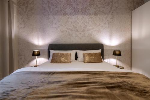 um quarto com uma grande cama branca e 2 almofadas em Casa La Fattoria Sole em Unterflockenbach