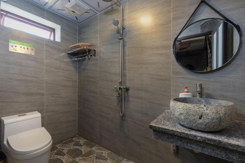 bagno con lavandino, servizi igienici e specchio di Little View Homestay a Sa Pa