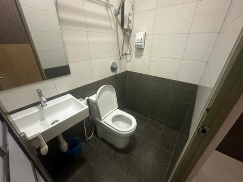 y baño con aseo y lavamanos. en One Point Hotel @ Airport (Kuching) en Kuching