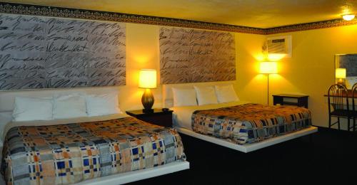 Ένα ή περισσότερα κρεβάτια σε δωμάτιο στο Travelers Inn Manteca