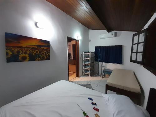 um quarto com uma cama, uma mesa e um espelho em Chales Sea Sul em Ilhabela