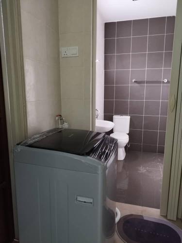 La salle de bains est pourvue d'une baignoire, de toilettes et d'un miroir. dans l'établissement Homestay Delisha Tapah-Pool, à Tapah