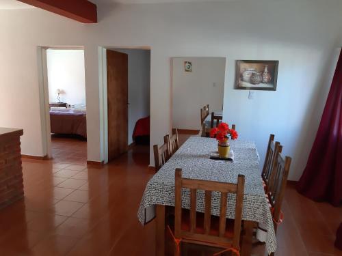 - une salle à manger avec une table et des chaises dans l'établissement Apart Hotel Chilecito, à Chilecito