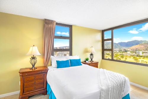 Stylish Condo with Mountain Views in Waikiki Banyan!_3