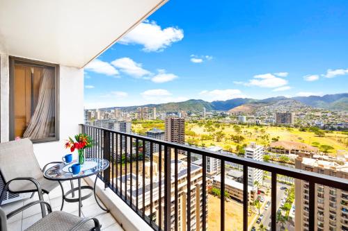 Stylish Condo with Mountain Views in Waikiki Banyan!_2