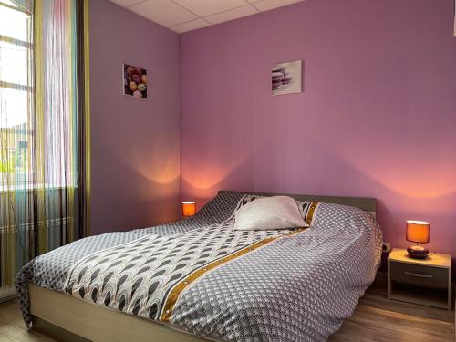 En eller flere senge i et værelse på Gîte Cressanges, 4 pièces, 6 personnes - FR-1-489-28