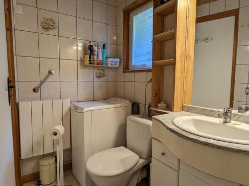 ein Bad mit einem WC und einem Waschbecken in der Unterkunft Gîte Saint-Sulpice-de-Cognac, 3 pièces, 4 personnes - FR-1-653-221 in Saint-Sulpice-de-Cognac