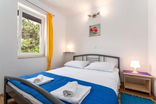 Postel nebo postele na pokoji v ubytování Apartments with parking spaces Baska, Krk - 13907