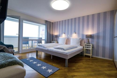 En eller flere senge i et værelse på Am Sahlenburger Strand AS23