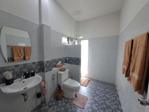 La salle de bains est pourvue de toilettes blanches et d'un lavabo. dans l'établissement Pool Villa, Resort, Mae Ramphueng Beach, Ban Phe, Rayong, Residence M Thailand, à Ban Chamrung