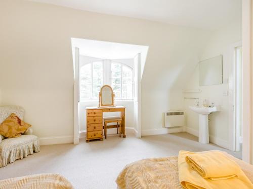 Habitación blanca con lavabo y espejo en The Knock en Inverey
