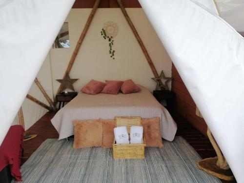 Chinchiná的住宿－Glamping Orosierra，帐篷内一间卧室,配有一张床