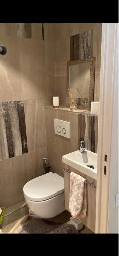 une salle de bain avec toilettes et lavabo dans l'établissement Résidence Raphaël Croisette, à Cannes