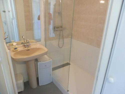 La salle de bains est pourvue d'un lavabo et d'une douche. dans l'établissement Appartement Notre-Dame-de-Monts, 2 pièces, 2 personnes - FR-1-540-211, à Notre-Dame-de-Monts