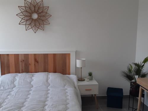 - une chambre avec un lit blanc et une table avec une lampe dans l'établissement Superbe T2 climatisé - 4P - Secteur Port - WIFI - PKG - FR-1-727-9, à Port-Leucate